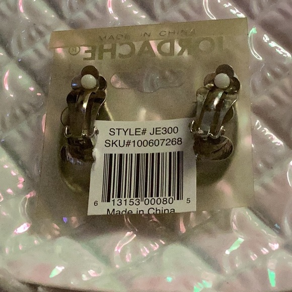 🌺NWT “ New Trendy Clip Style Earrings So Much Fun to Wear Closet Must Have 🌺 - Picture 6 of 8